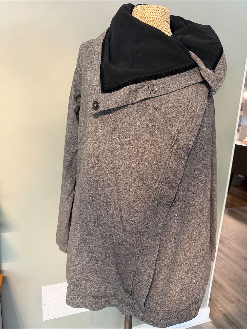 Lululemon Savasana wrap size 4